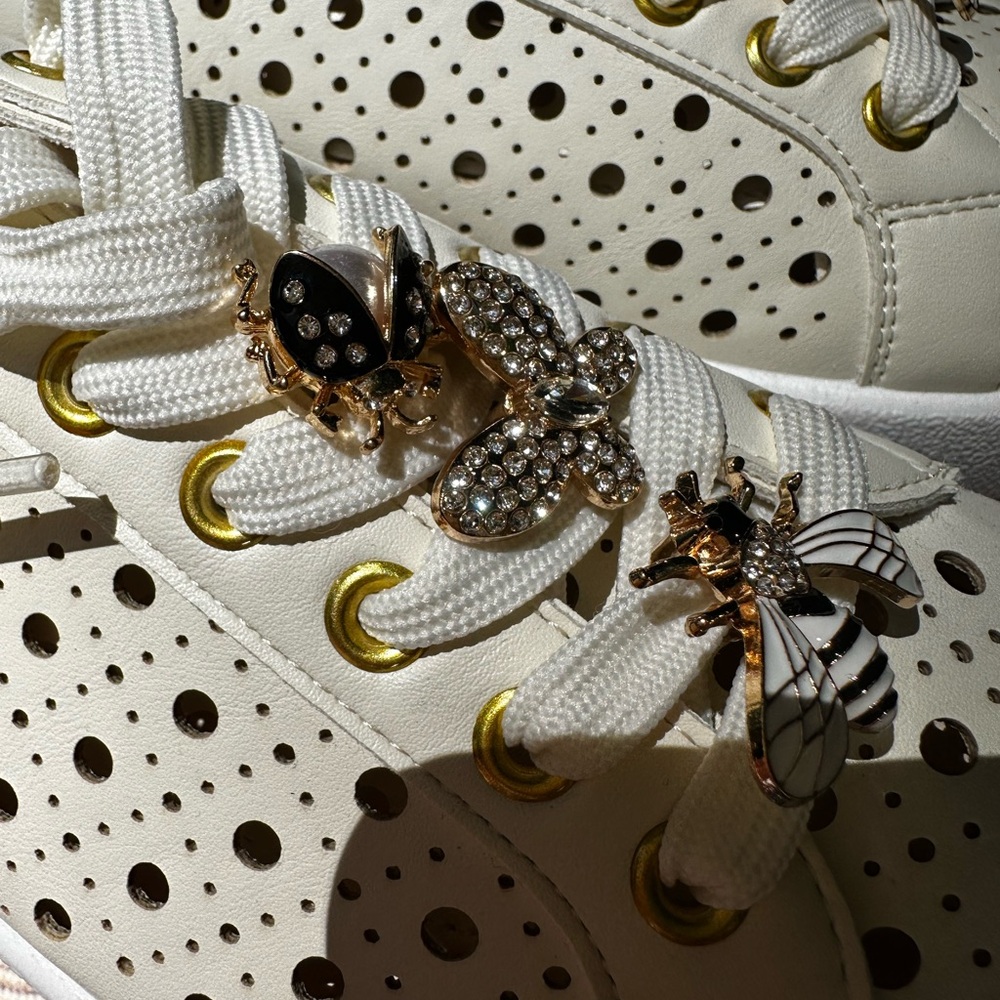 DV by Dolce Vita Elegant Cream Women's Sneakers with Bee Embellishments US 9 - Picture 6 of 9